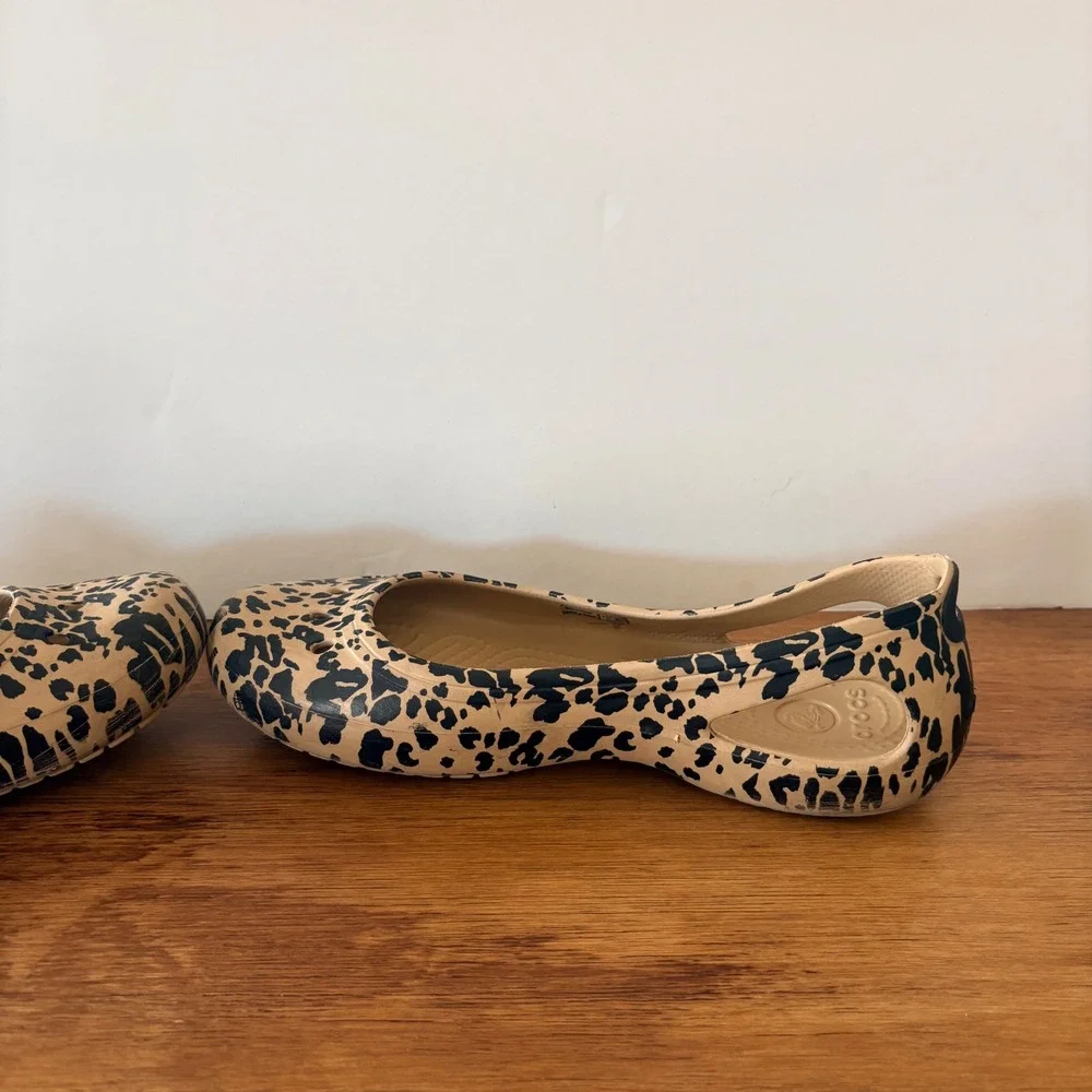 Crocs Kadee Leopard animal Print ballet Flats Womens 7 Tan Black Slip On Shoes